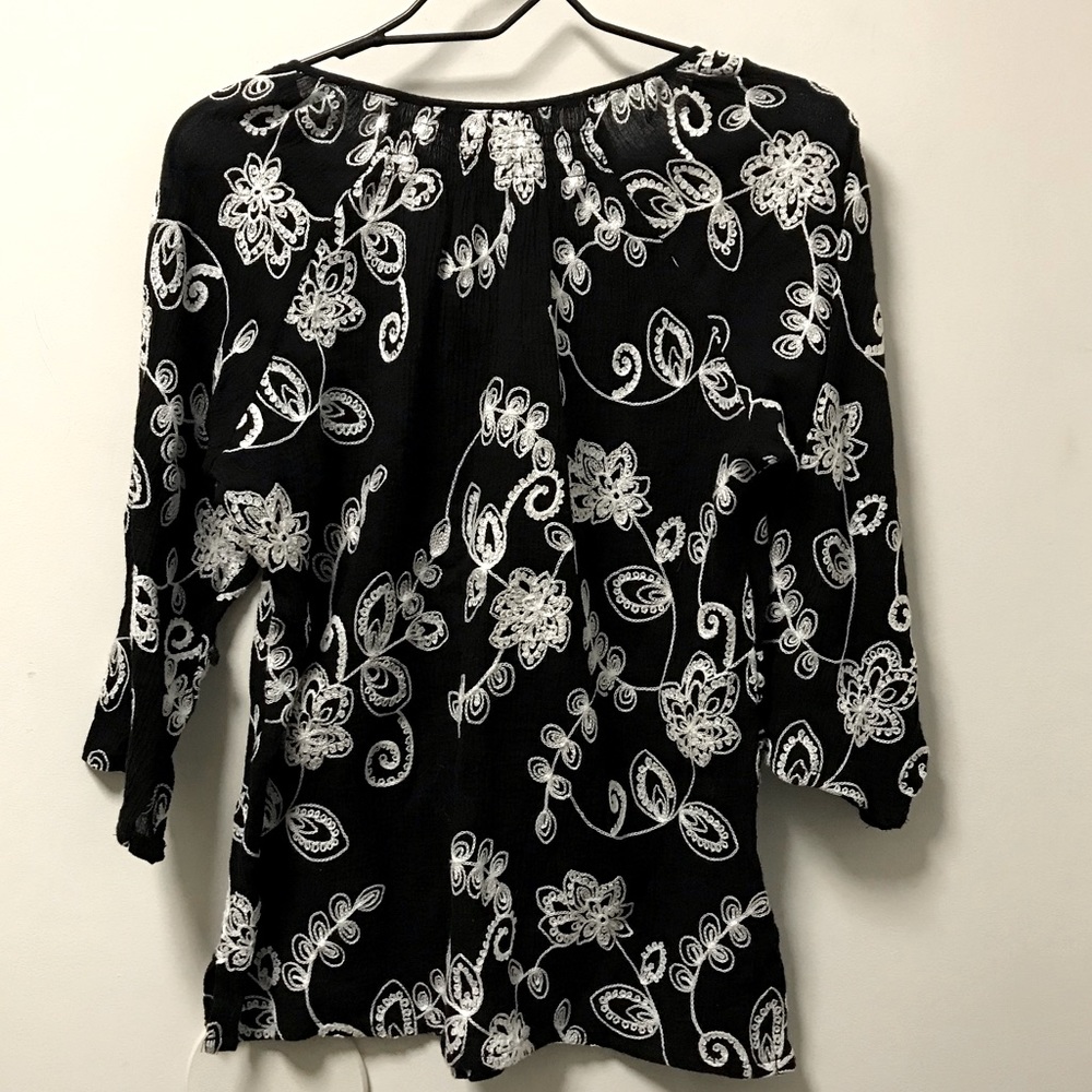 Beautiful Black & White Embroidered Floral Shirt! - Picture 4 of 8